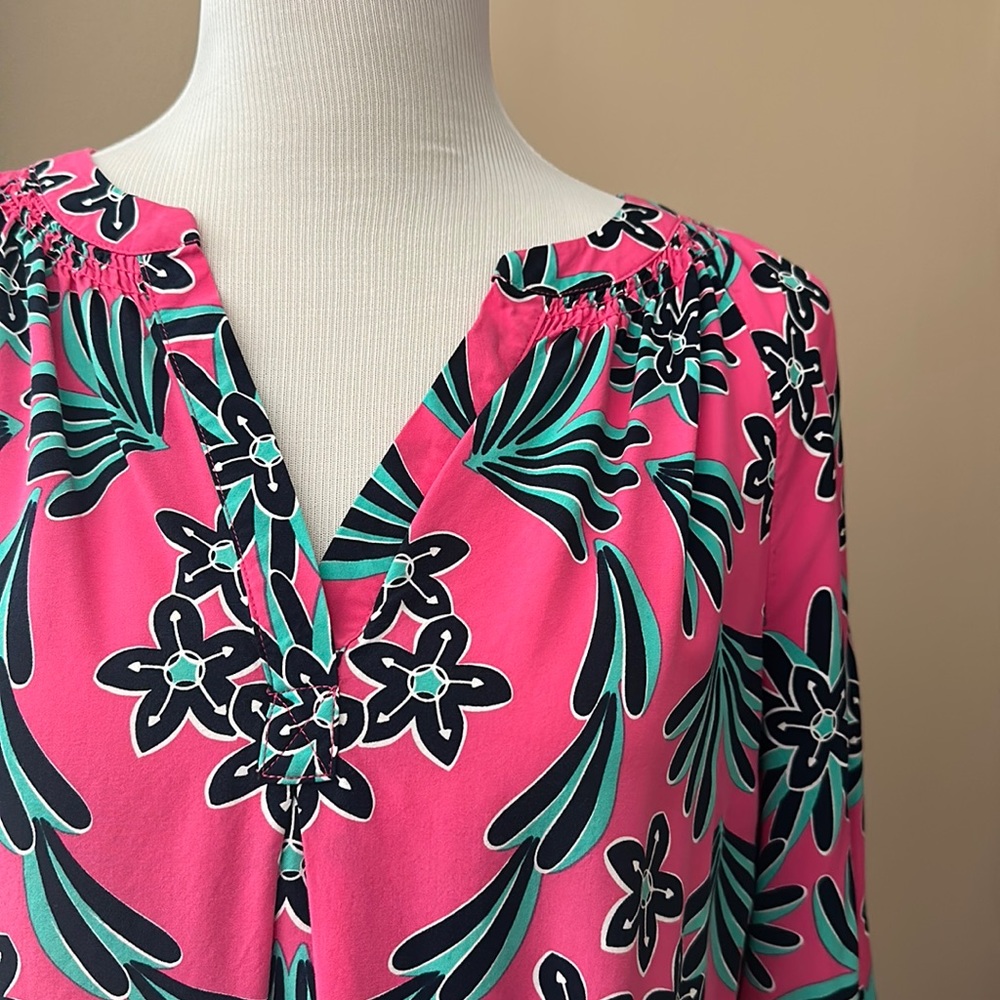 EUC - Crown & Ivy ladies blouse, size Medium.